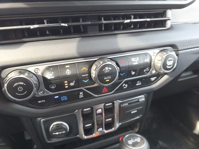 Used 2025 Jeep Wrangler Unlimited Sahara w/ Safety Group image 25