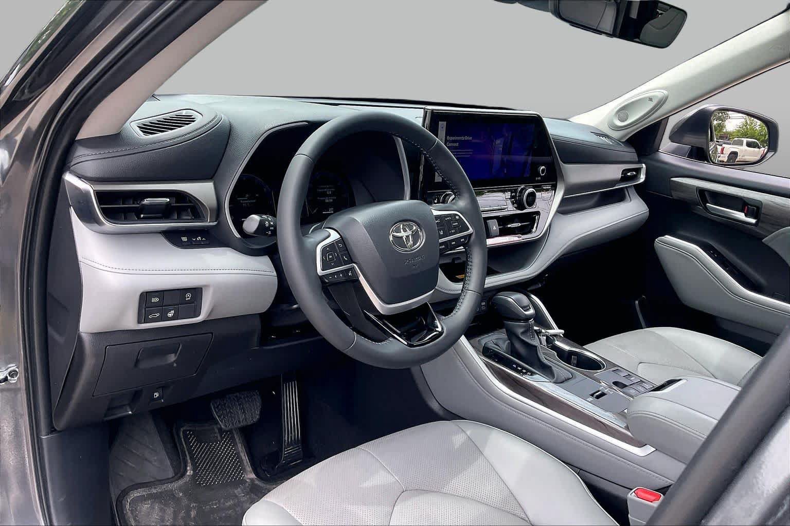Used 2025 Toyota Highlander Limited FWD image 18