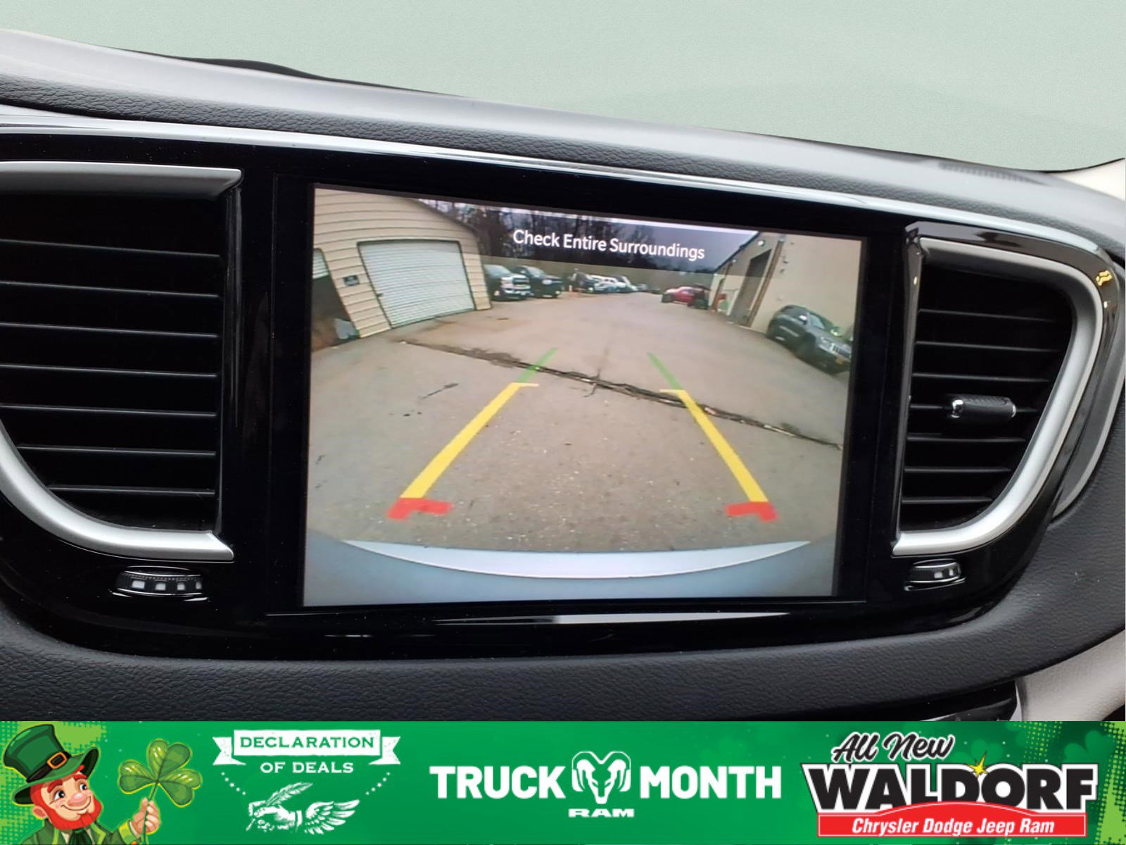 Used 2023 Chrysler Pacifica Touring-L image 13