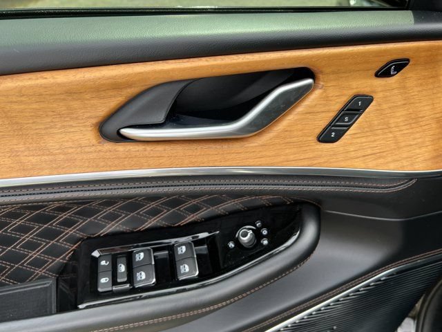 Used 2022 Jeep Grand Cherokee Summit AWD/4WD image 14