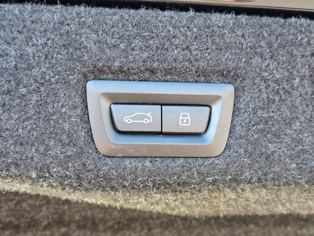 Used 2025 BMW i5 eDrive40i w/ Premium Package image 8