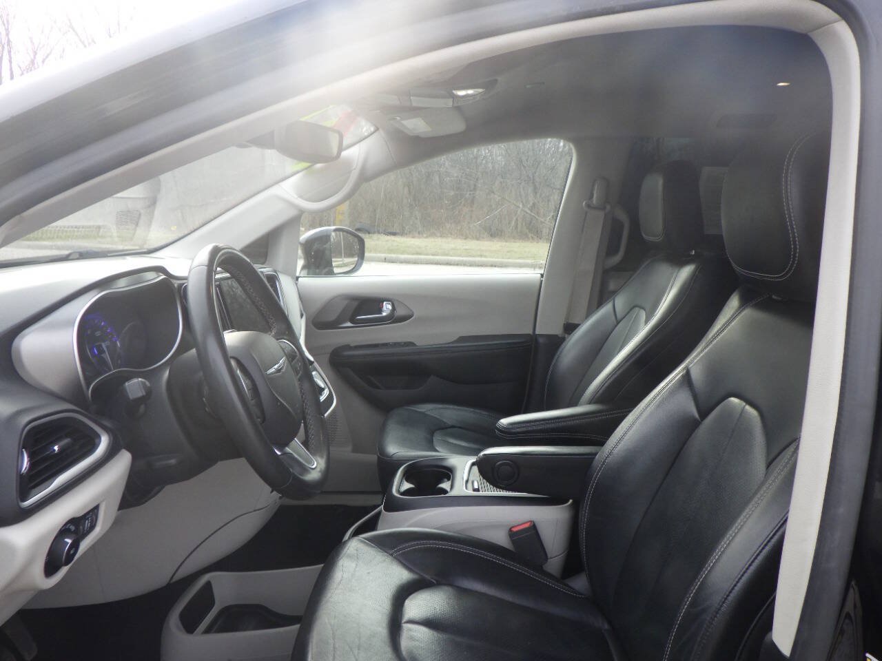 Used 2022 Chrysler Pacifica Touring-L FWD image 10