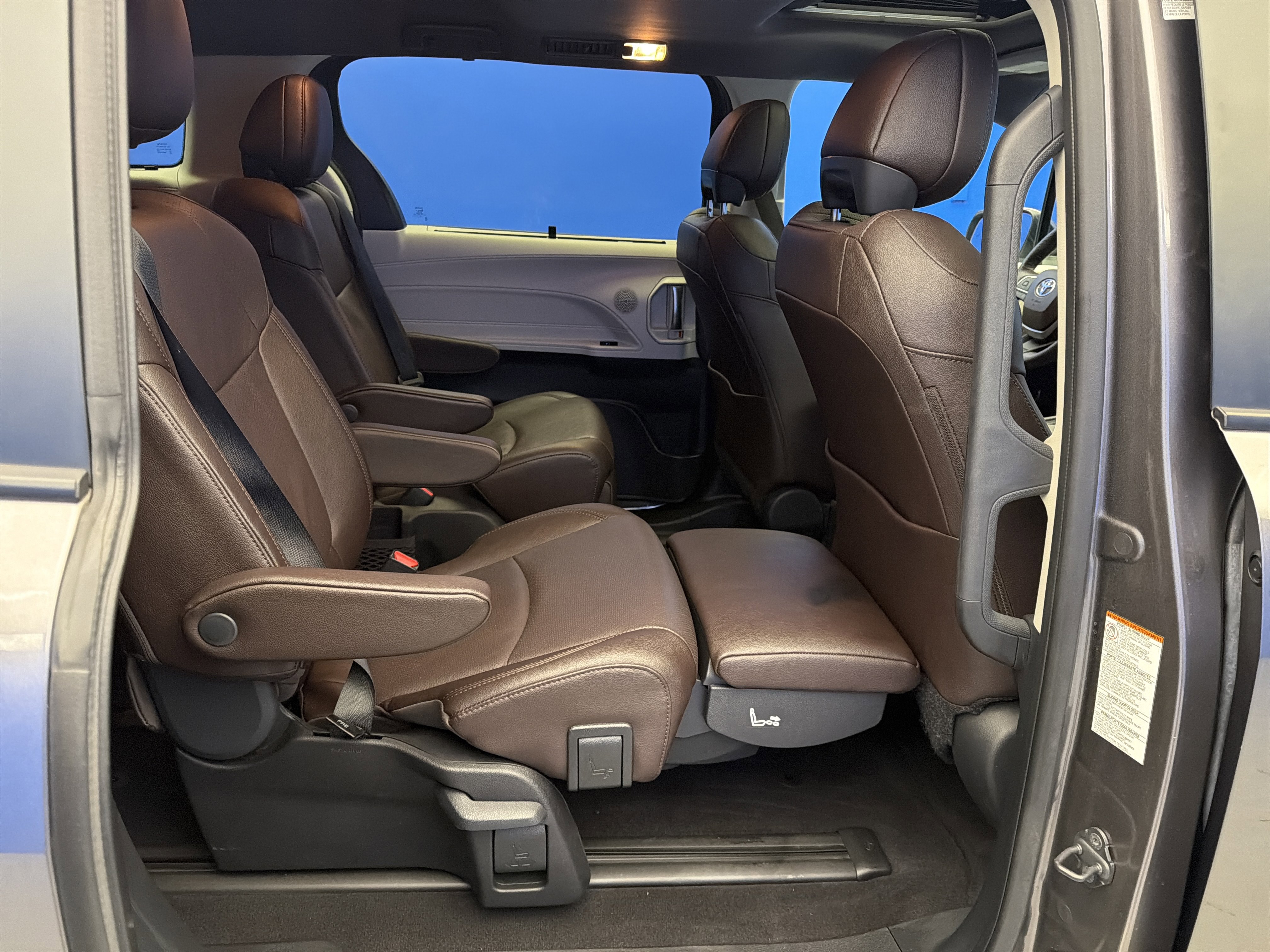 Used 2023 Toyota Sienna Platinum image 28