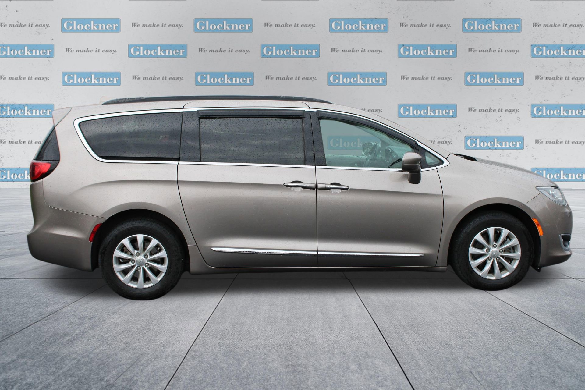 Used 2017 Chrysler Pacifica Touring-L image 4