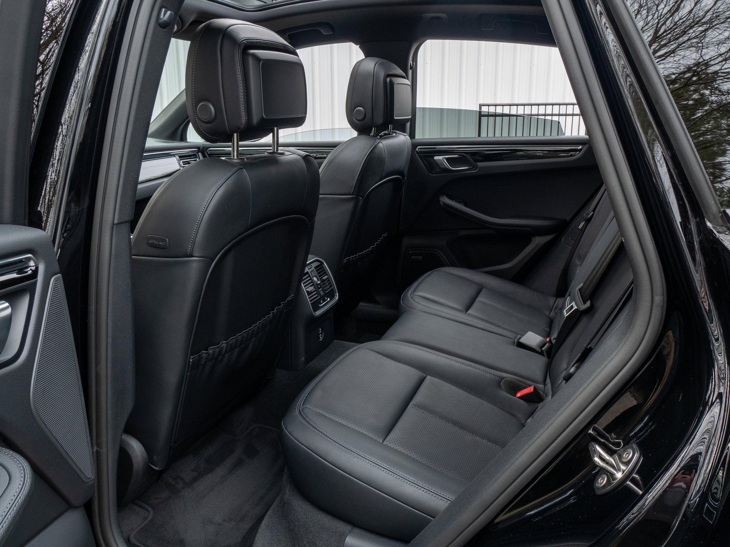 Certified 2025 Porsche Macan AWD/4WD image 33