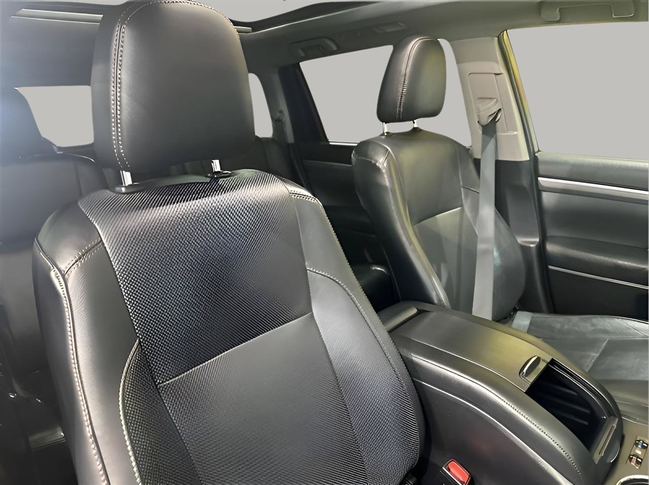 Used 2019 Toyota Highlander Limited Platinum AWD/4WD image 24