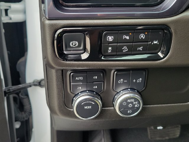 Used 2025 GMC Yukon AT4 w/ AT4 Premium Package AWD/4WD image 22