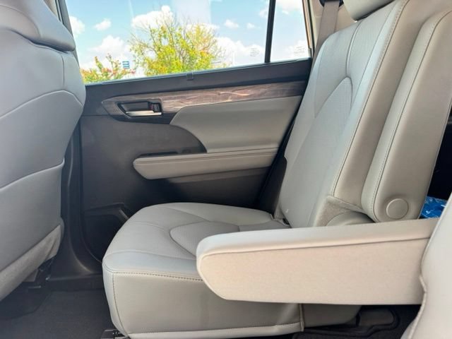Used 2025 Toyota Highlander Limited AWD/4WD image 22