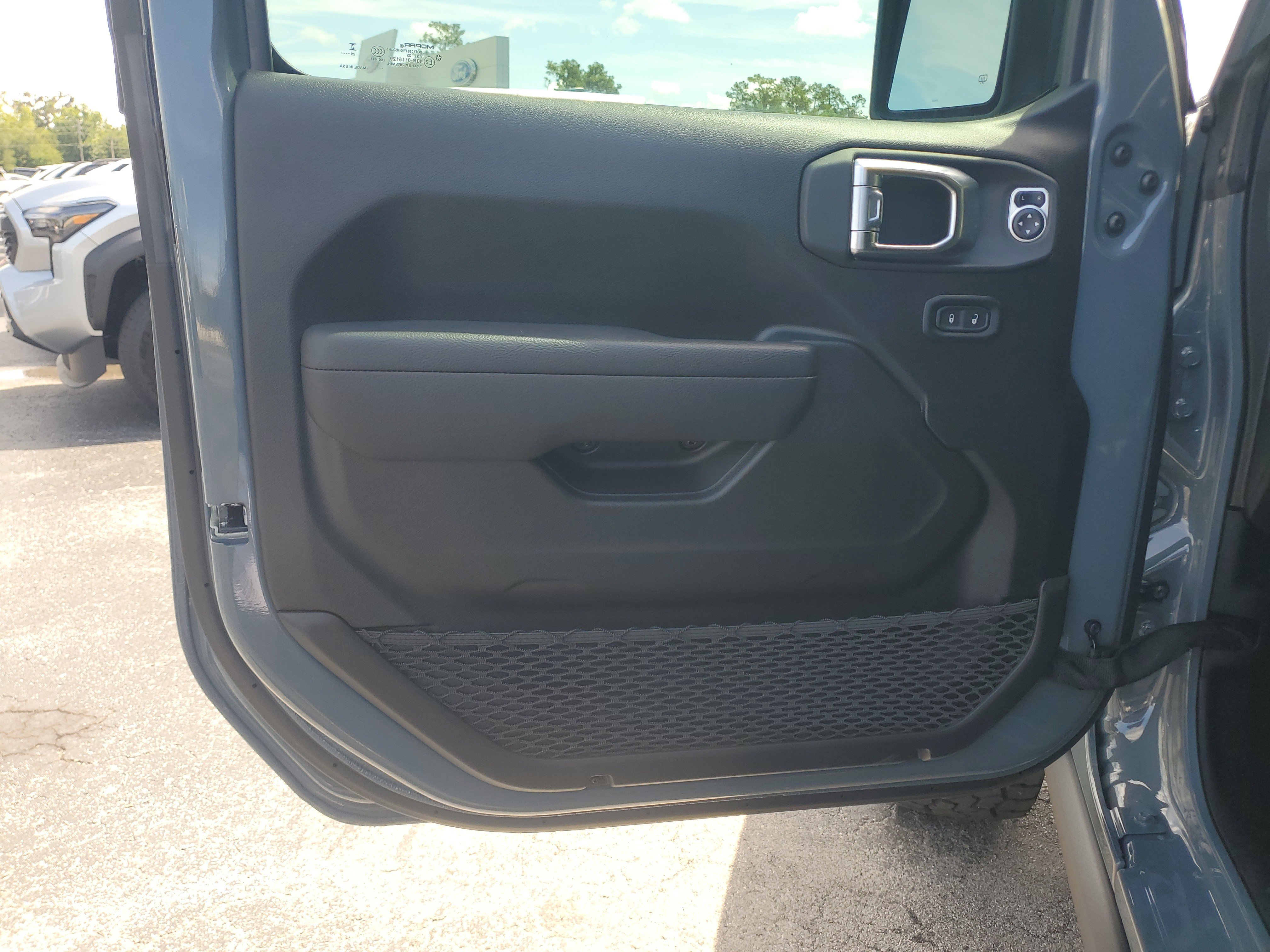 Used 2025 Jeep Gladiator Mojave AWD/4WD image 15