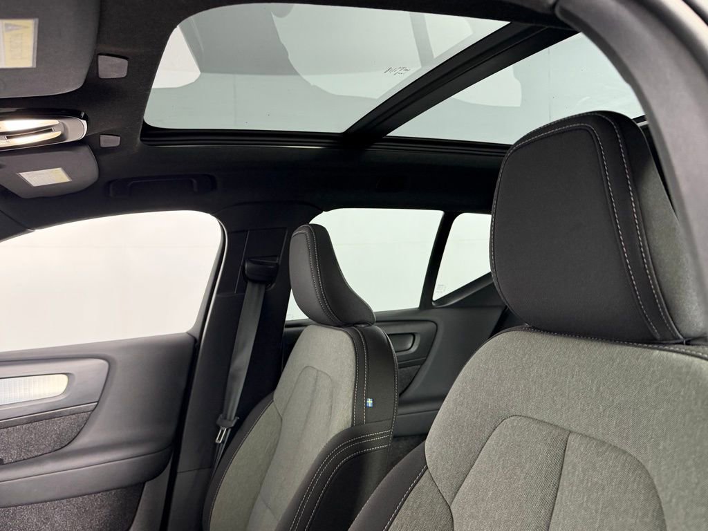 Used 2025 Volvo XC40 B5 Core image 24