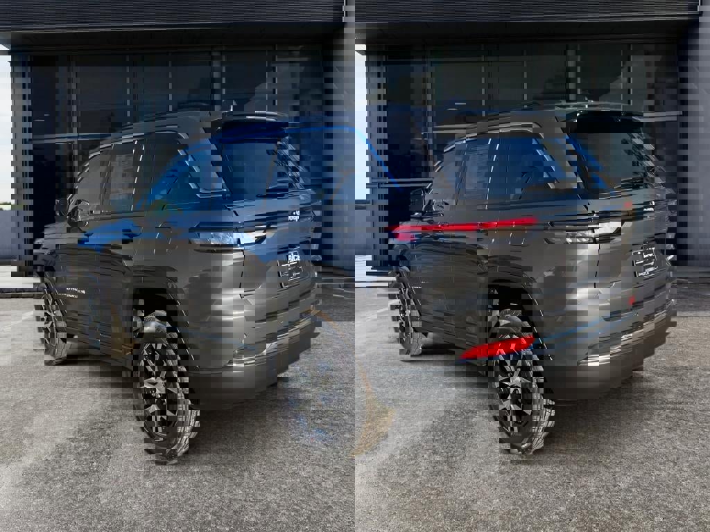 New 2025 Jeep Grand Cherokee Limited w/ Luxury Tech Group II image 4