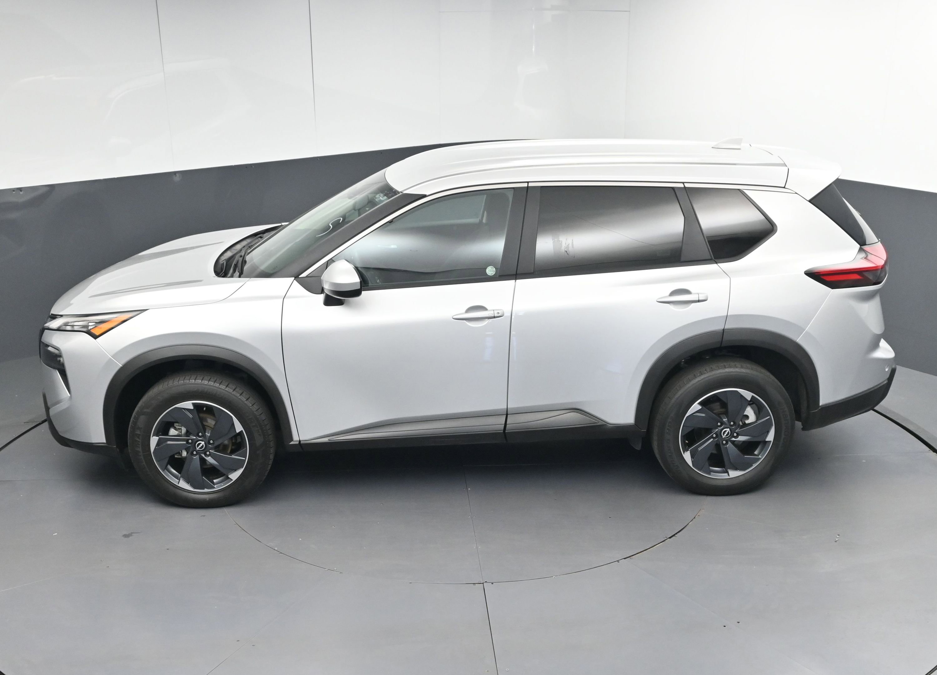 Used 2024 Nissan Rogue SV image 37