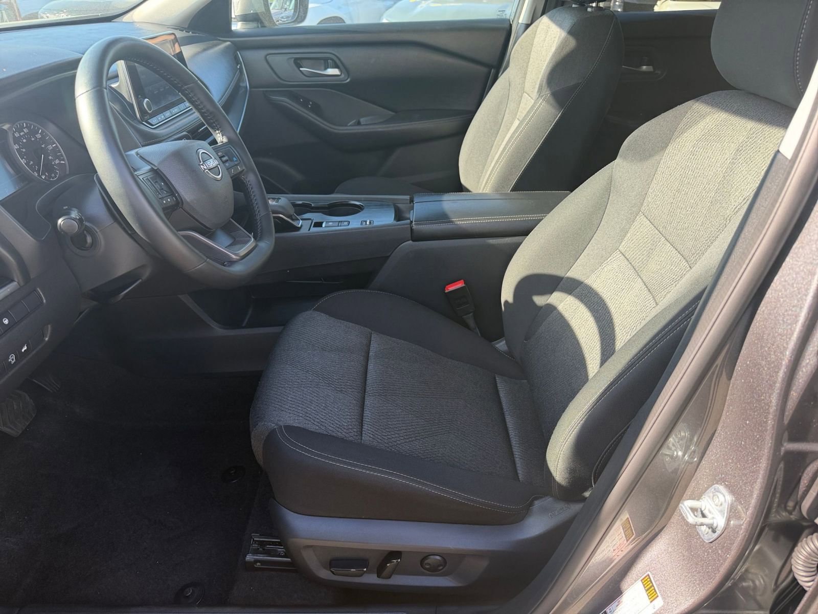 Used 2025 Nissan Rogue SV image 29