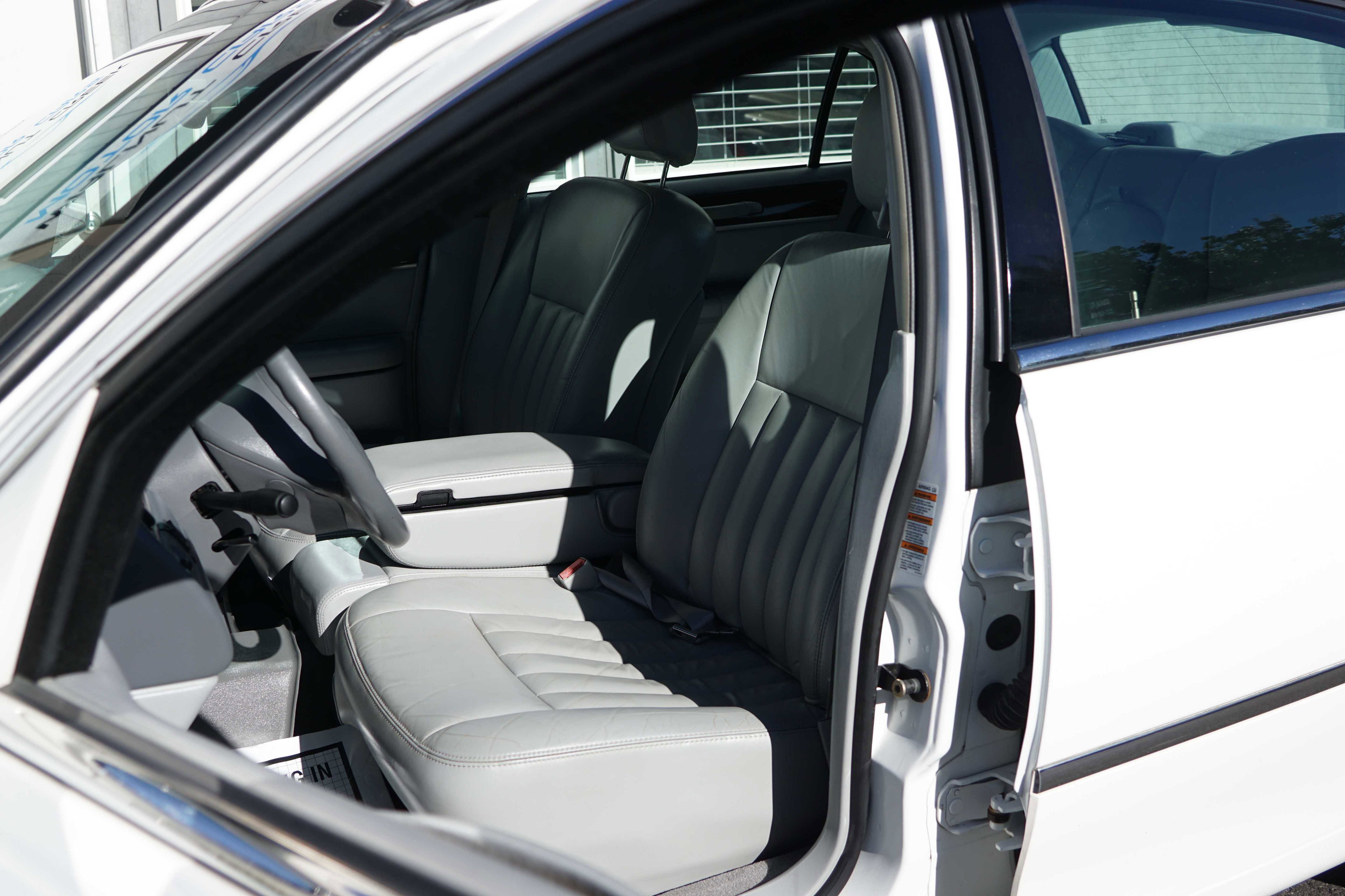 Used 2004 Lincoln Town Car Signature image 40