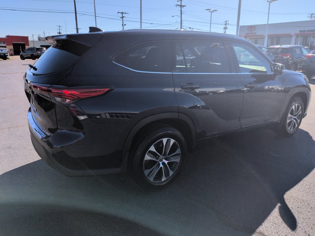 Certified 2022 Toyota Highlander XLE AWD/4WD image 5