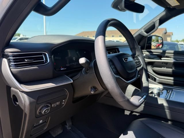 Used 2024 Jeep Wagoneer Series III w/ Premium Group I AWD/4WD image 16