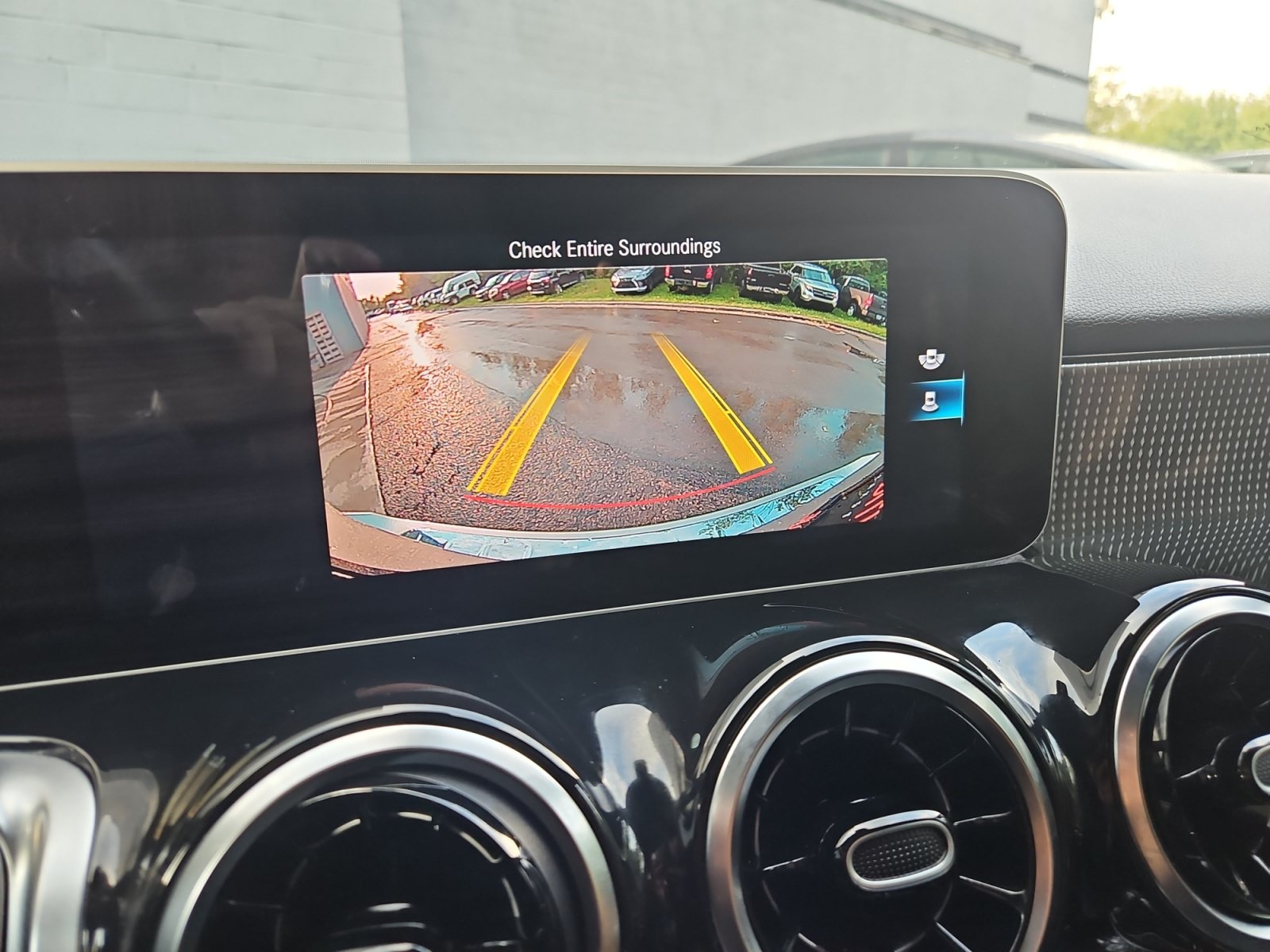 Used 2020 Mercedes-Benz GLB 250 4MATIC w/ Premium Package image 18