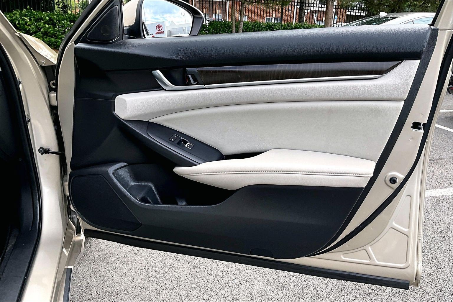 Used 2018 Honda Accord EX image 22
