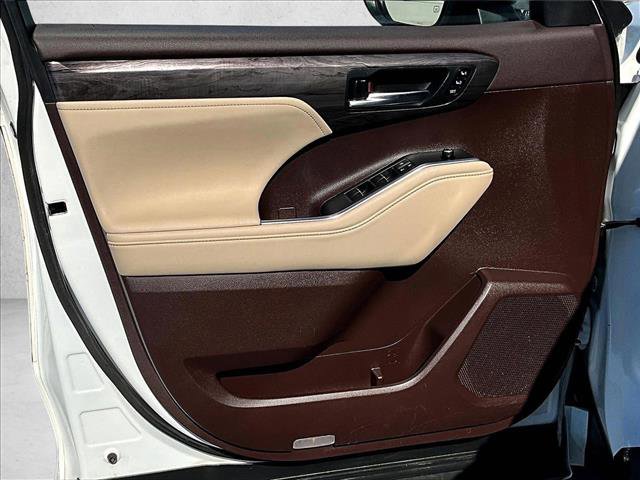 Used 2020 Toyota Highlander Limited image 18