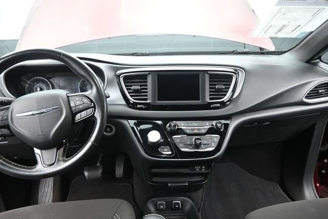 Used 2020 Chrysler Pacifica Touring w/ S Appearance Package FWD image 23