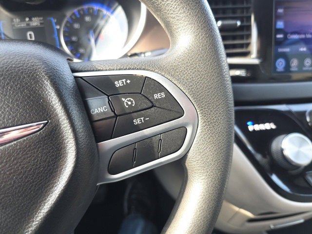 Used 2017 Chrysler Pacifica Touring image 18