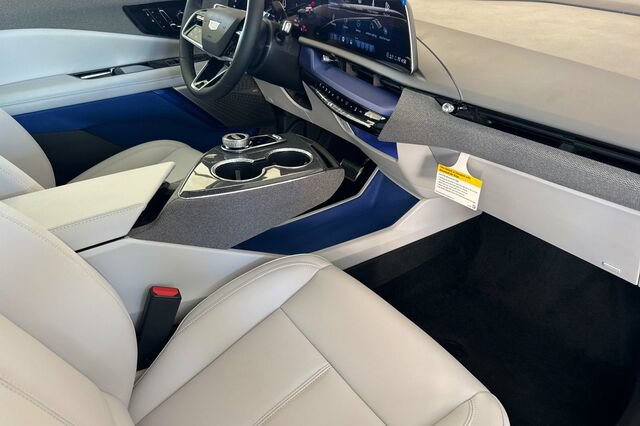 New 2027 Cadillac Optiq Luxury w/ LPO, Floor Liner Package AWD/4WD image 16