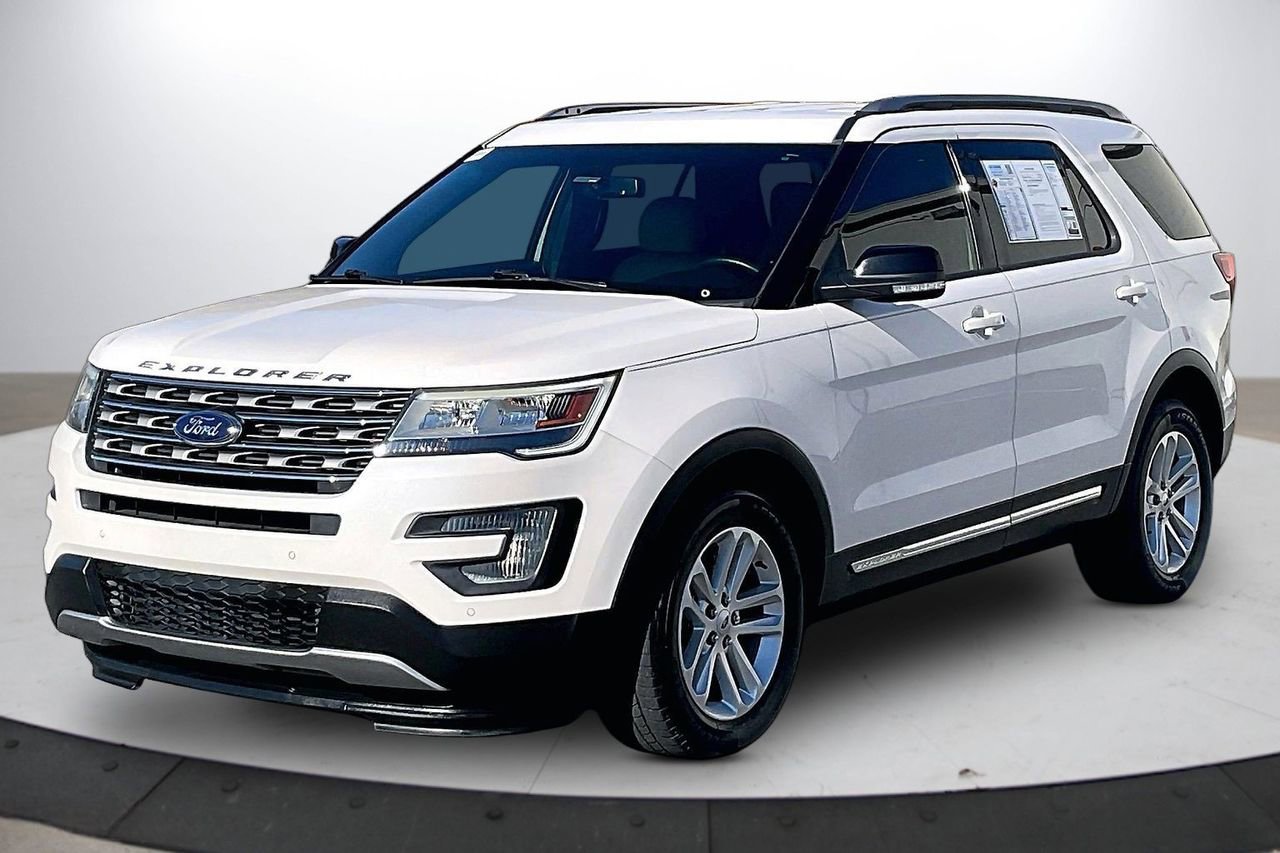 Used 2017 Ford Explorer XLT w/ Equipment Group 202A image 4