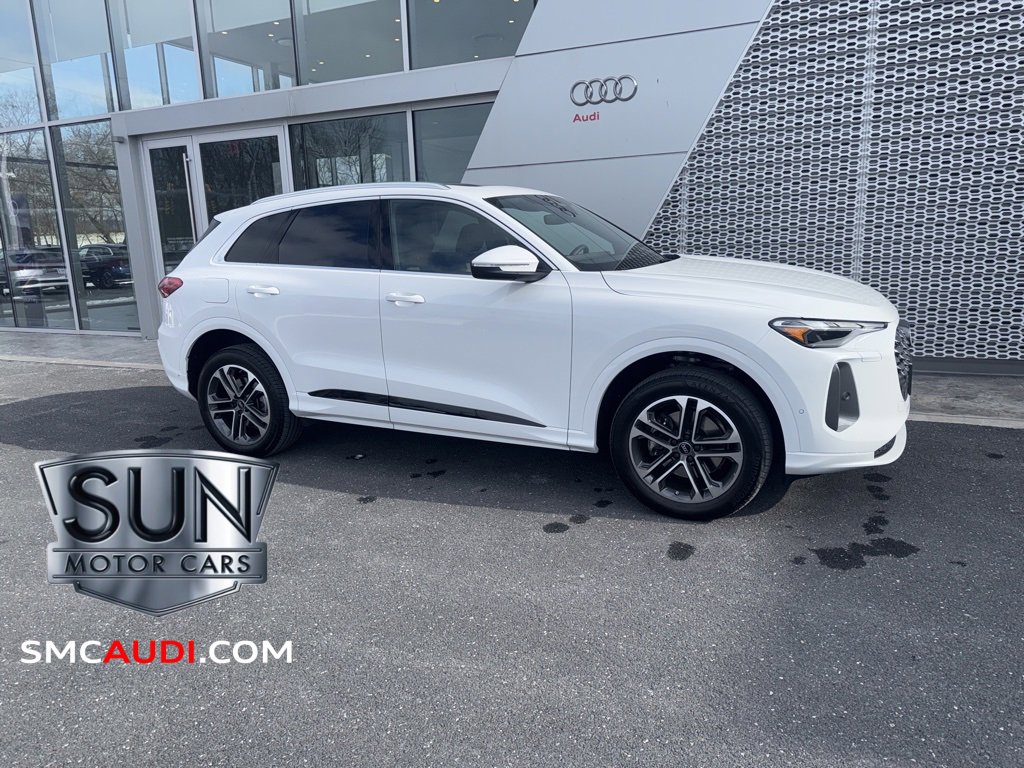 Used 2025 Audi Q5 2.0T Premium w/ Convenience Package image 2