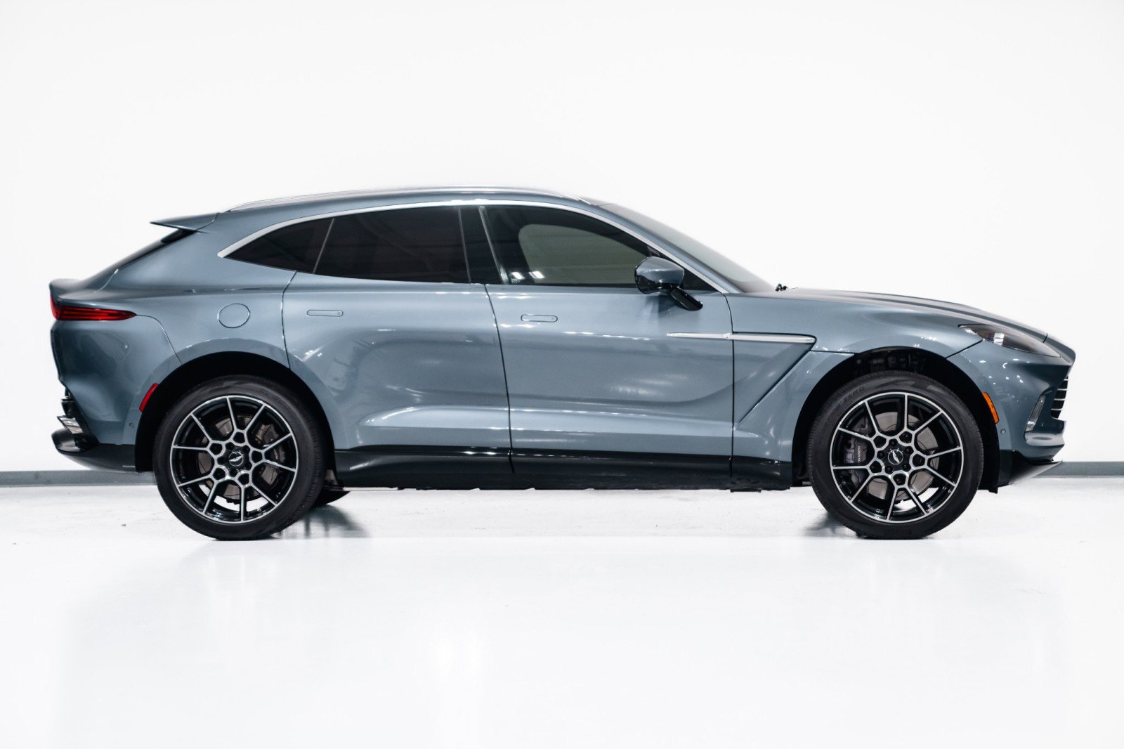 Used 2021 Aston Martin DBX image 8