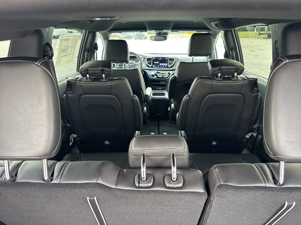 New 2026 Chrysler Pacifica Select image 16