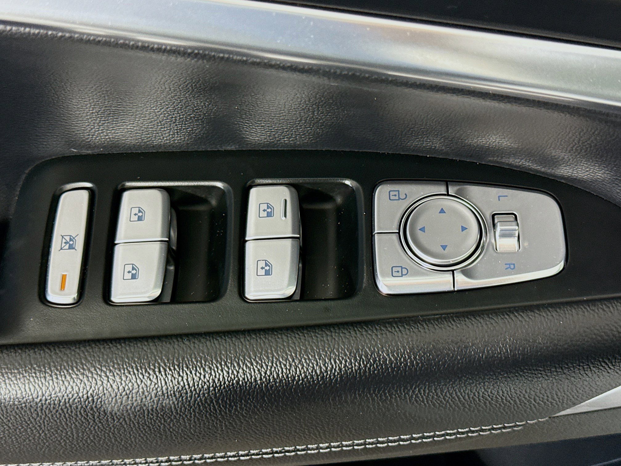 Used 2025 Genesis G70 2.5T image 24