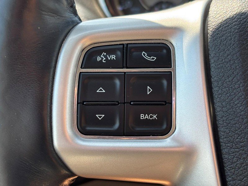 Used 2016 Chrysler Town & Country Touring-L image 18