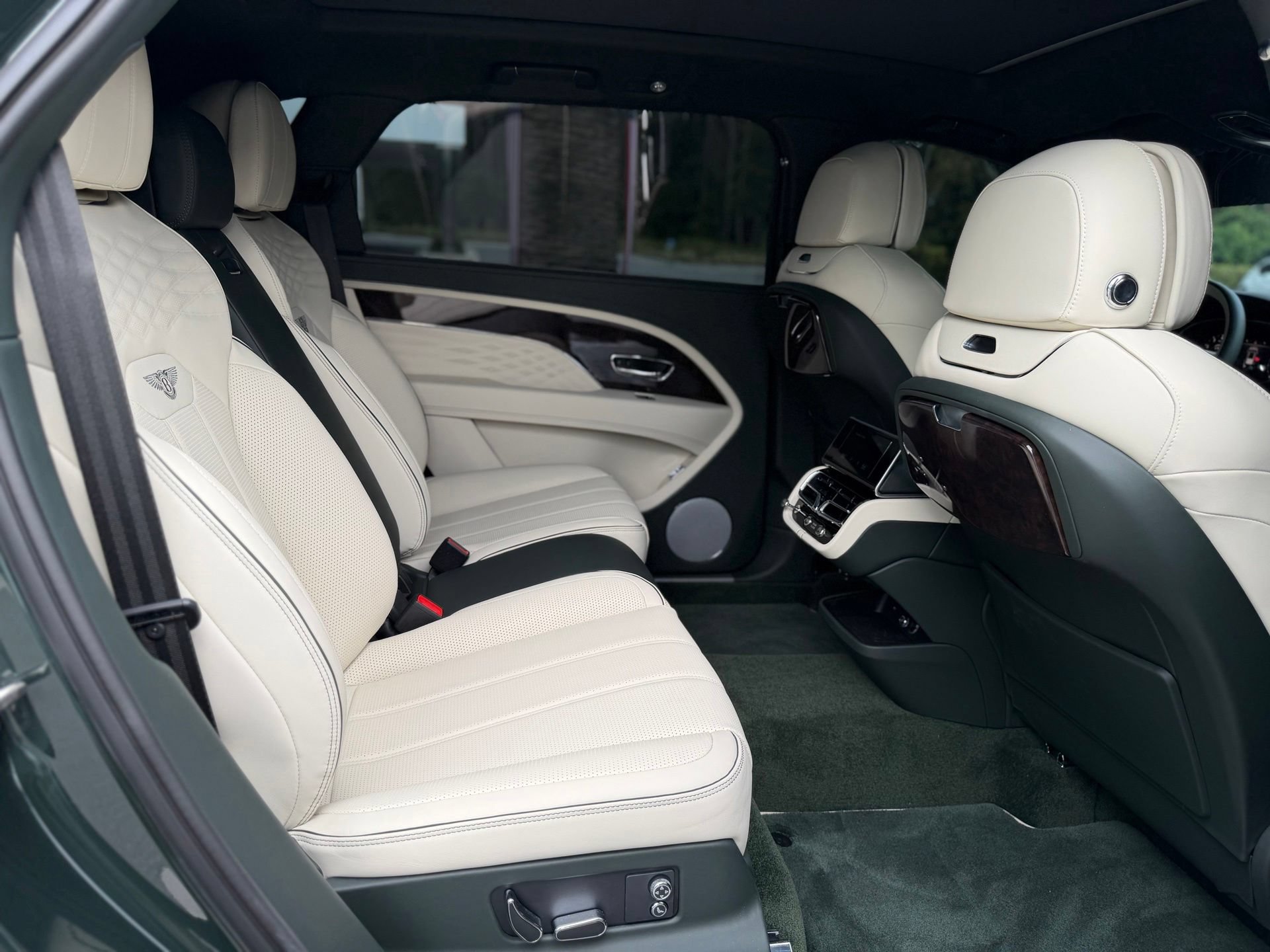 Certified 2024 Bentley Bentayga Extended Wheelbase AWD/4WD image 30