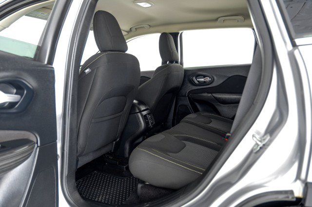 Used 2016 Jeep Cherokee Latitude w/ Cold Weather Group AWD/4WD image 42