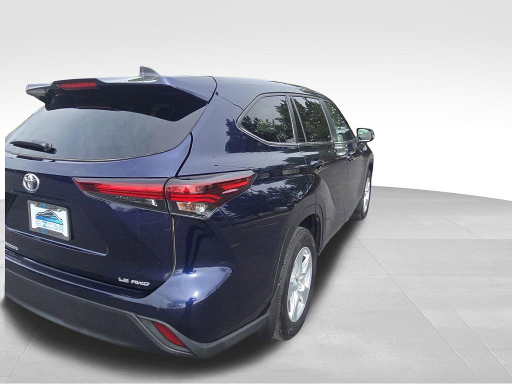 Used 2024 Toyota Highlander LE image 11