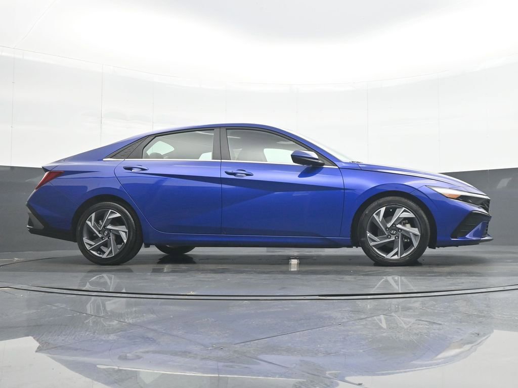 Used 2025 Hyundai Elantra SEL FWD image 31