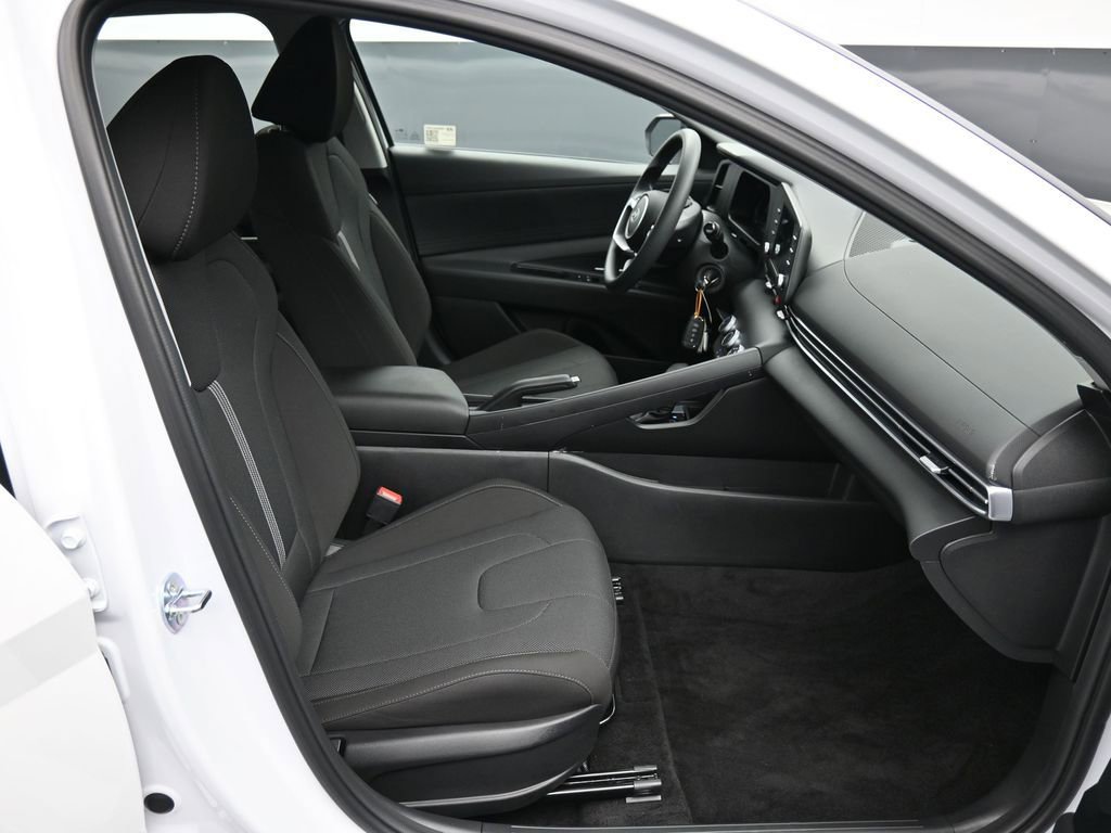 Certified 2025 Hyundai Elantra SE image 24