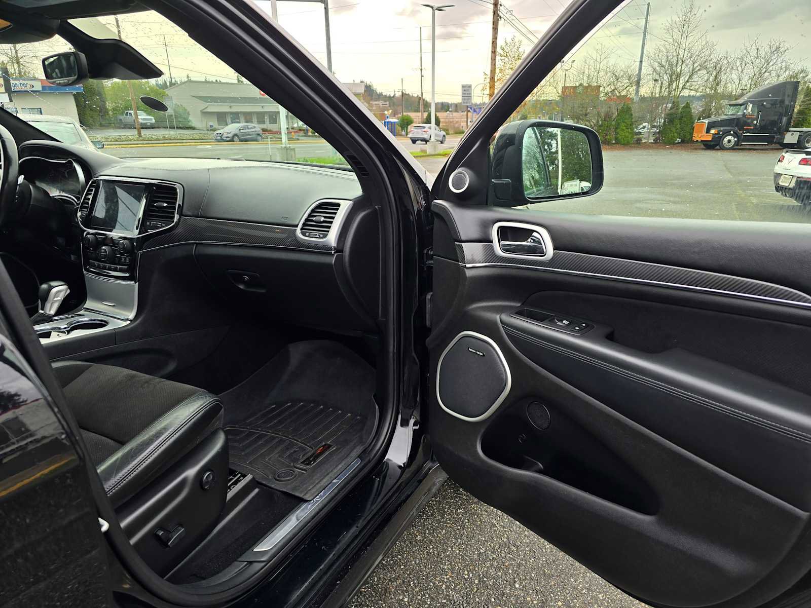 Used 2019 Jeep Grand Cherokee SRT image 9