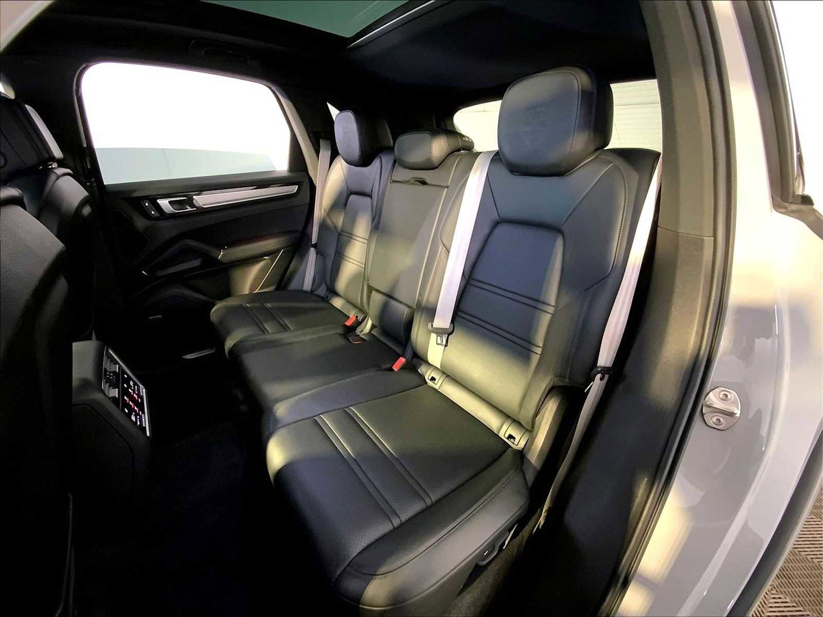 Certified 2022 Porsche Cayenne Platinum Edition image 47