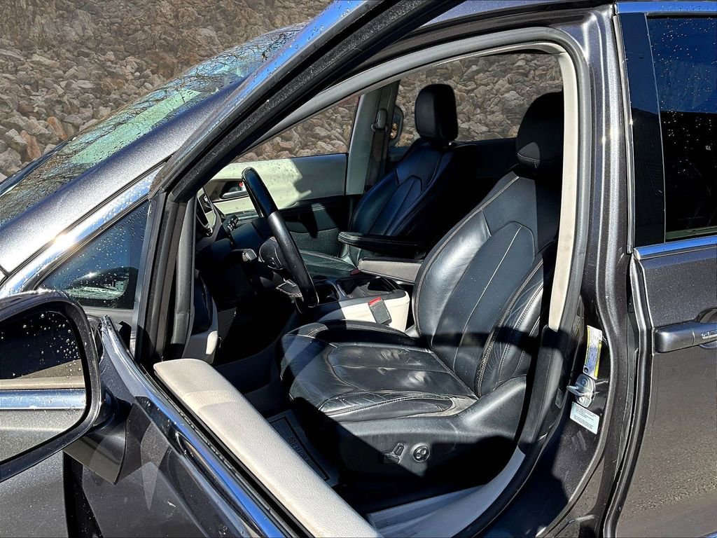 Used 2017 Chrysler Pacifica Touring-L image 22