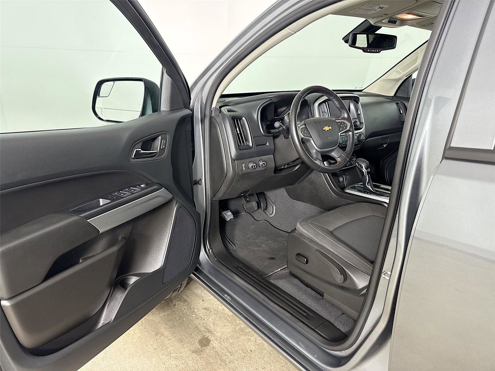 Used 2022 Chevrolet Colorado LT w/ LT Convenience Package image 3