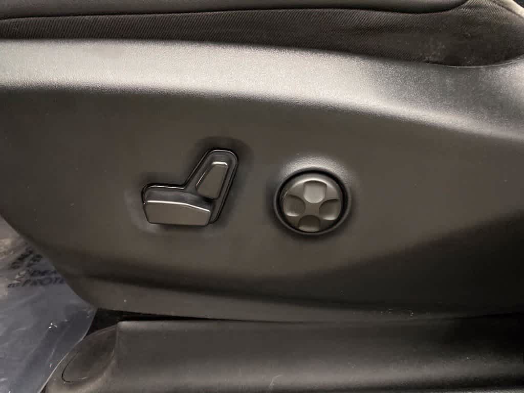 Used 2025 Chrysler Pacifica Limited FWD image 14