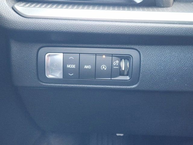 Used 2025 Chevrolet Traverse LT image 23