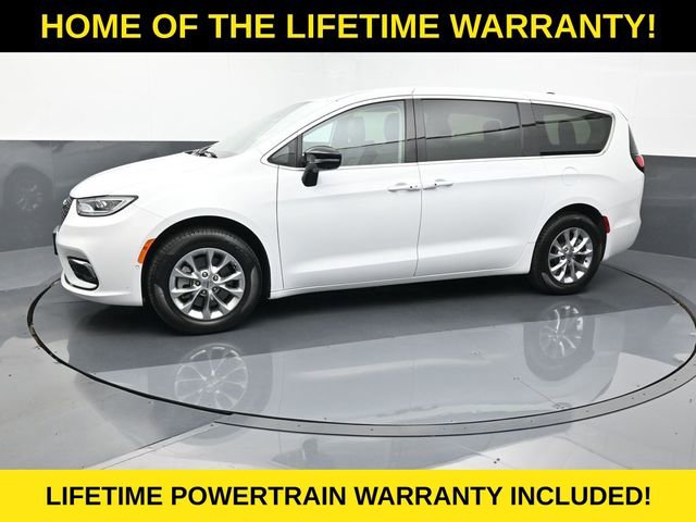 Used 2024 Chrysler Pacifica Touring-L image 3