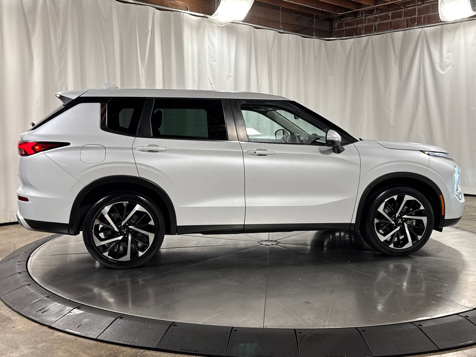 Used 2023 Mitsubishi Outlander SE AWD/4WD image 13