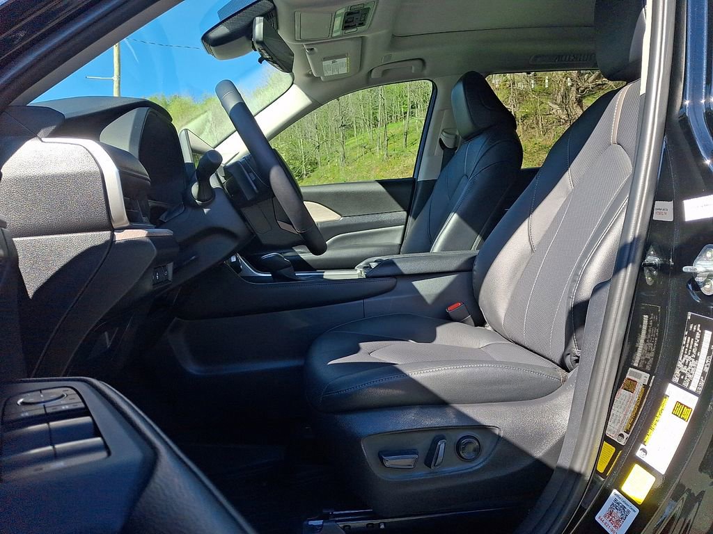 Used 2025 Toyota Grand Highlander AWD image 13