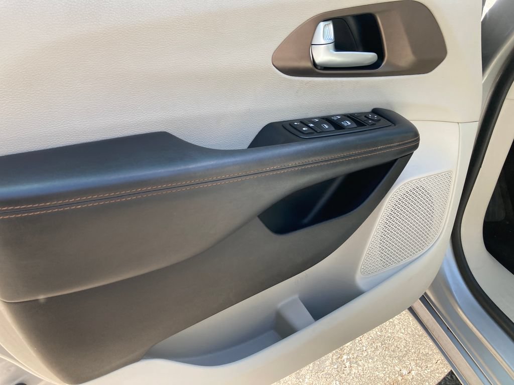 Used 2017 Chrysler Pacifica Touring FWD image 15