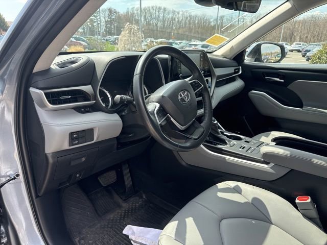 Used 2022 Toyota Highlander XLE AWD/4WD image 26