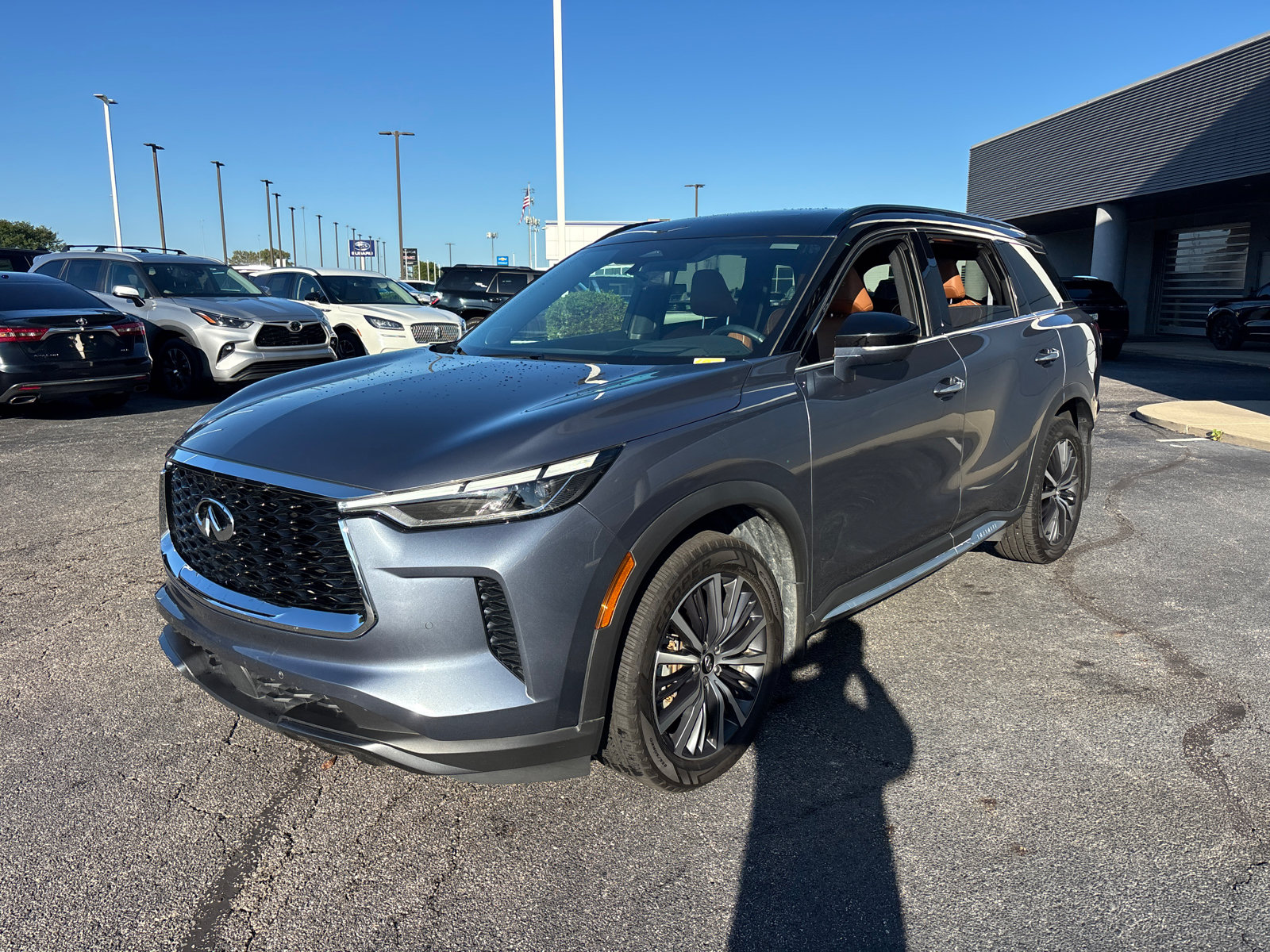 Used 2023 INFINITI QX60 Autograph w/ Cargo Package AWD/4WD image 3
