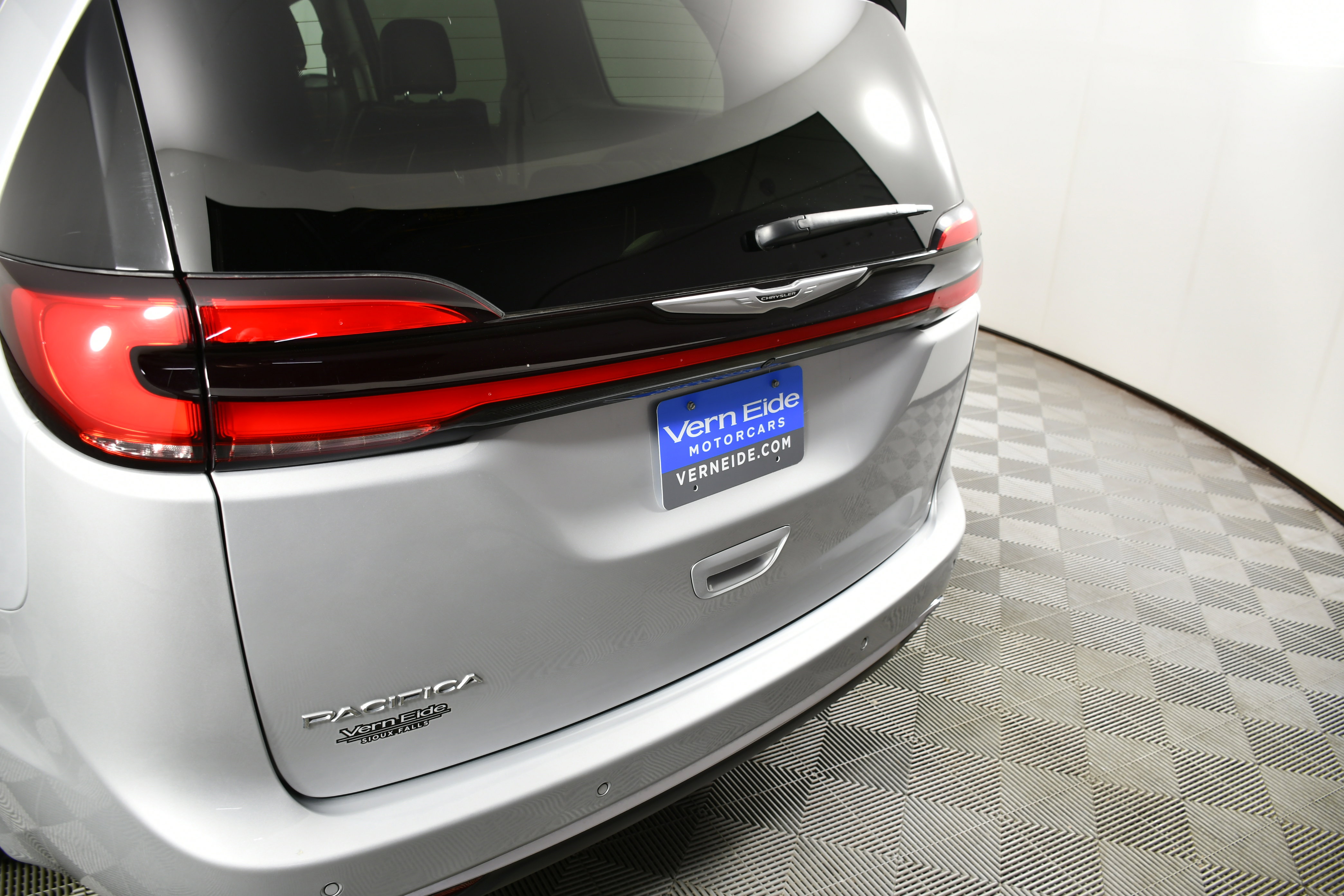 Used 2024 Chrysler Pacifica Touring-L image 15